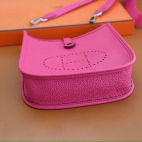 Evelyne III 29 Fuchsie