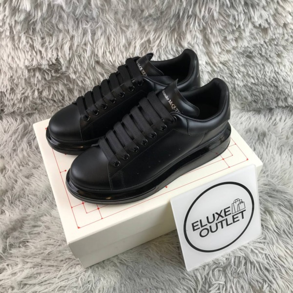 Oversize Schwarz mit transparenter Sohle