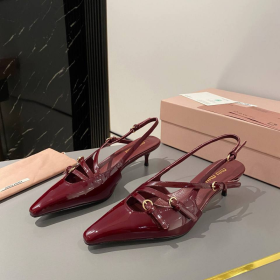 Slingbacks aus Lackleder mit Schnallen 5,5, cm
