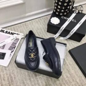 Schwarze Loafer