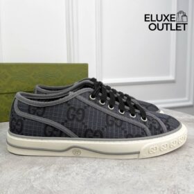 Tennis 1977 Grau