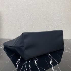 Tote Bag aus Re-Nylon Schwarz 34 cm