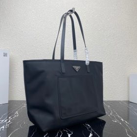 Tote Bag aus Re-Nylon Schwarz 34 cm