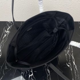 Tote Bag aus Re-Nylon Schwarz 34 cm