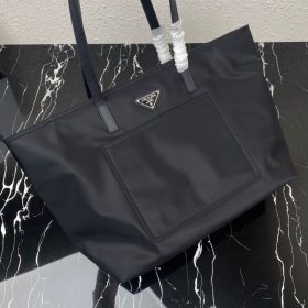 Tote Bag aus Re-Nylon Schwarz 34 cm