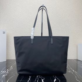 Tote Bag aus Re-Nylon Schwarz 34 cm