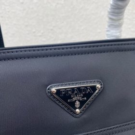 Tote Bag aus Re-Nylon Schwarz 34 cm