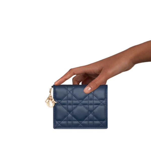 Diep oceaanblauw lamsleer met Cannage-motief