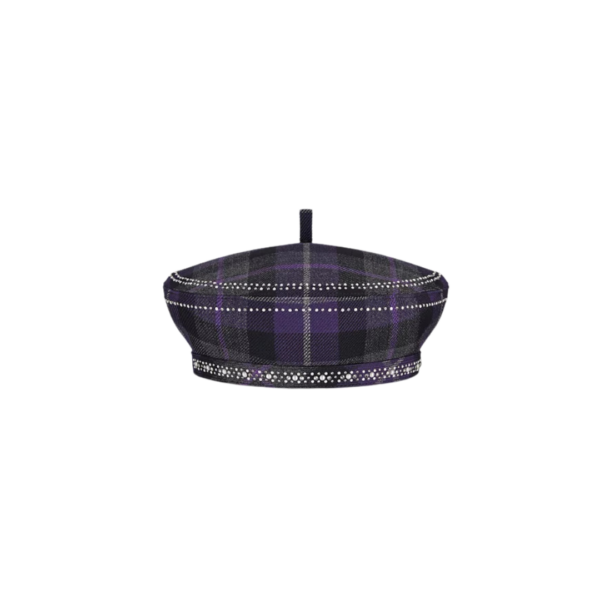 Zwarte en paarse scheerwol met zilverkleurige studs en witte metalen parels