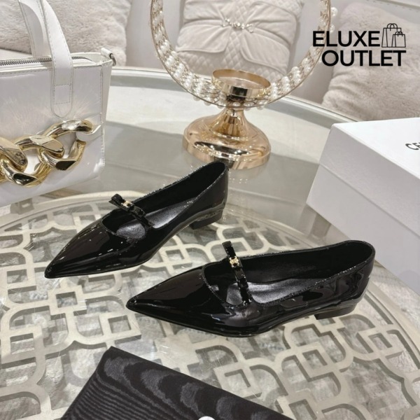 Suzy Pointy Toe Ballerina aus Patentkalbsleder