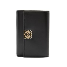Puffer Anagram kleine vertikale Brieftasche aus glänzendem Nappa-Kalbsleder 12cm