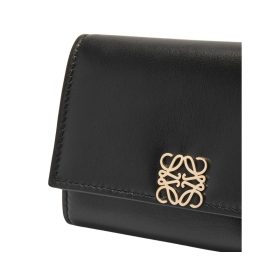 Puffer Anagram kleine vertikale Brieftasche aus glänzendem Nappa-Kalbsleder 12cm