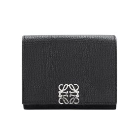 Dreifach gefaltete Brieftasche „Anagram“ aus genarbtem Kalbsleder 7.8cm