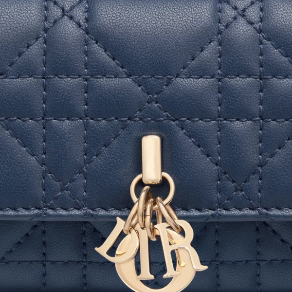 Diep oceaanblauw lamsleer met Cannage-motief