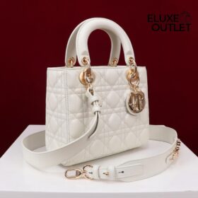 Lattekleurig lamsleer met Cannage-motief 20cm