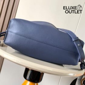 Clutch aus Nappa-Kalbsleder Abgründiges Blau 24.5cm