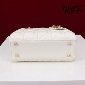 Lattekleurig lamsleer met Cannage-motief 20cm