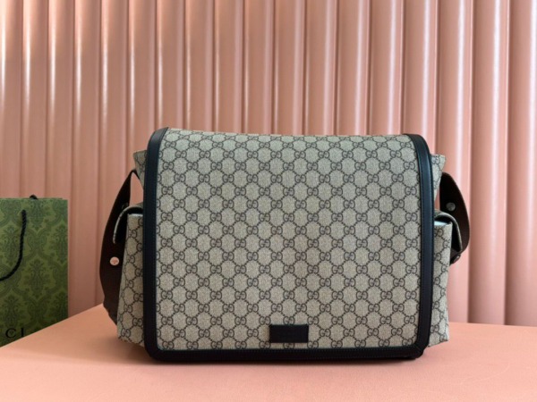 Мittelgroße Wickeltasche in Beige