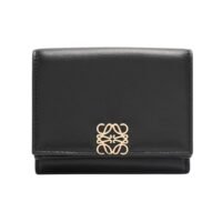Puffer Anagram Dreifach gefaltete Brieftasche aus glänzendem Nappa-Kalbsleder 7.8cm