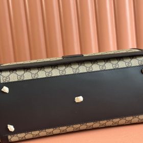 Мittelgroße Wickeltasche in Beige