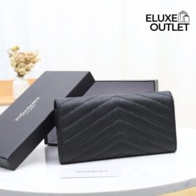 Cassandre matelassierte große Klappenbrieftasche aus Grain de Poudre-Leder 19cm