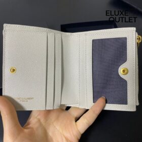 Cassandre matelassierte Zwei-Falten-Brieftasche aus Grain de Poudre Leder 10.5cm