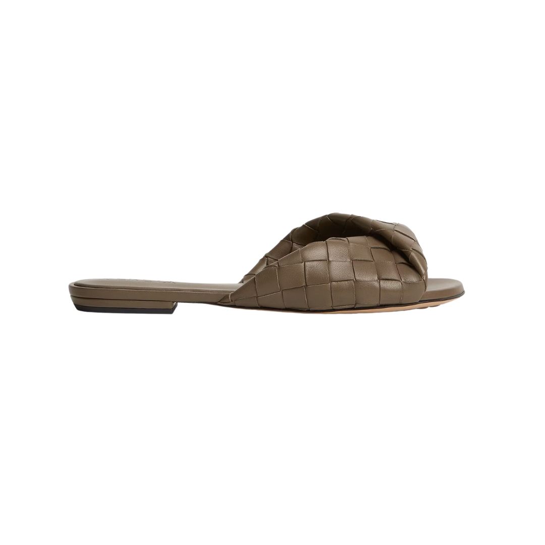 Flache Mules mit gefaltetem Tannenzapfen