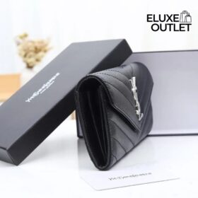 Cassandre matelassierte große Klappenbrieftasche aus Grain de Poudre-Leder 19cm