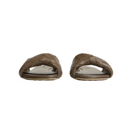 Flache Mules mit gefaltetem Tannenzapfen