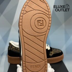 Niedrige Sneaker aus Canvas und schwarzem Wildleder
