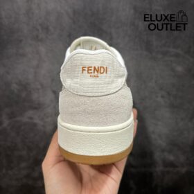 Niedrige Sneaker aus Canvas und weißem Wildleder