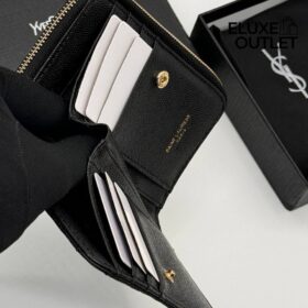 Cassandre matelassierte kompakte Zip-Around-Brieftasche aus Grain de Poudre Leder 12cm