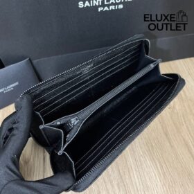 Cassandre matelassierte Zip-Around-Brieftasche aus Grain de Poudre Leder 19cm