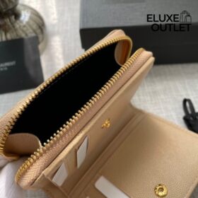 Cassandre matelassierte kompakte Reißverschluss-Brieftasche aus Grain de Poudre Leder 12cm