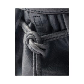Mittelgroße Lederhandtasche in Blau 15.5cm