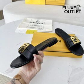 Sandalen aus schwarzem Leder