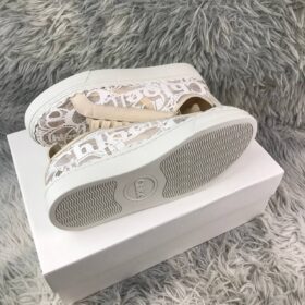 Schnürsneaker