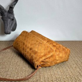 Giorno Intrecciato Wildleder-Schultertasche 33 cm
