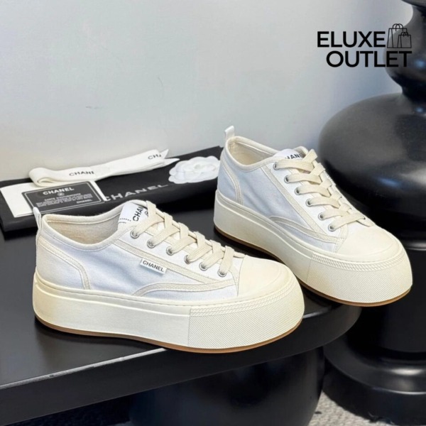 Weiße Sneaker aus weichem Stoff