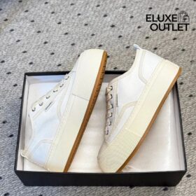 Weiße Sneaker aus weichem Stoff