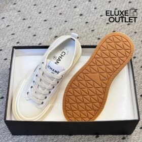 Weiße Sneaker aus weichem Stoff