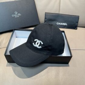 CC-Hut in Schwarz und Weiß