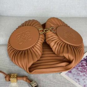 Armbandtasche aus plissiertem Lammnappaleder