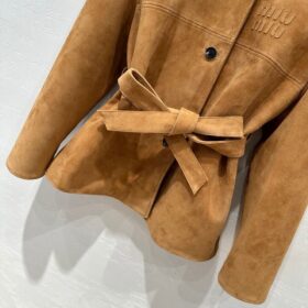 Wildlederjacke mit Gürtel in Kamelbraun