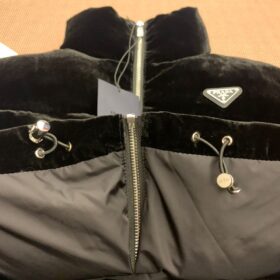 Schwarze Daunenjacke