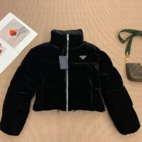 Schwarze Daunenjacke