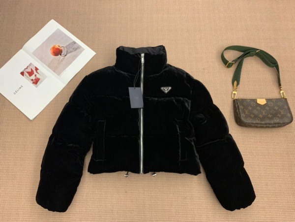 Schwarze Daunenjacke