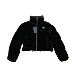 Schwarze Daunenjacke