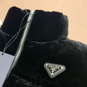 Schwarze Daunenjacke