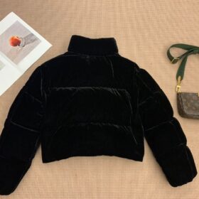 Schwarze Daunenjacke